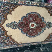 یک جفت پشتی دست بافت،زمینه کرم