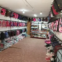 کیف مدرسه انواع لوازم التحریر و تعدادی کفش