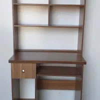 میزکامپیوتر همراه با کتابخانه