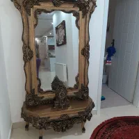 اینه و کنسول به همراه ساعت وسط