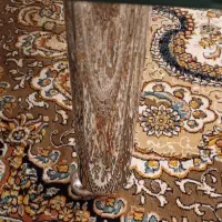 یک میز شیشه ایی سالم سالم باقطر ۵ میلی