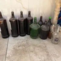 تعدادی قرابه و بشکه