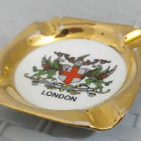 زیرسیگاری و بشقاب