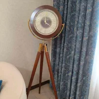 ساعت سه پایه ایستاده