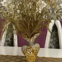 دوعدد گلدان به همراه گل مصنوعی و سینی طرحدار