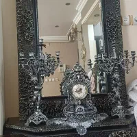 آینه و کنسول به همراه ساعت و شمعدان