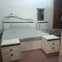 فروش یک عدد سرویس خواب به همراه پاتختی واینه کنسول