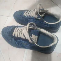 یک جفت کتونی در حد نو