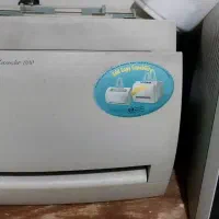 یک دستگاه پرینتر و یک دستگاه مانیتور