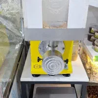 کره بادام زمینی در حضور مشتری