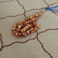 تسبیح کهربا خوشرنگ و رگه دار