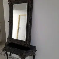 آینه و میز چوبی