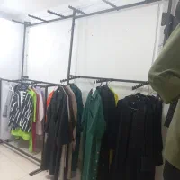 دکور مغازه لباس ب همراه ۳ تا مانکن و ۲ تابلو عکس