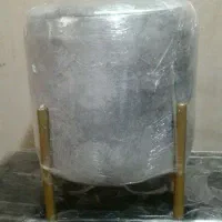 ویترین و صندلی مغازه
