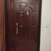 در ورودی چوبی چارچوب آهنی در سرویس