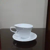 فنجان و زیر فنجانی سفید قهوه خوری