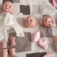 سه عدد سر عروسک و دست و پا و لباس