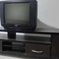 تلویزیون به همراه میز