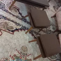 میزجلوی مبلی و دوتا عسلی