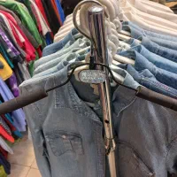 تعداد زیاد چوب کار آویز و رگال فلزی جنس درجه یک