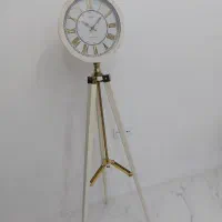 ساعت ۳ پایه ایستاده