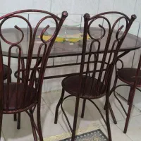 میز و چهار صندلی فرفورژه رنگ زرشکی دست دوم