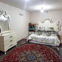 تخت خواب دونفره همراه میز آرایش آینه و پاتختی