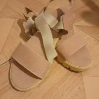 سه جفت کفش در حد نو دارم