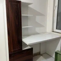 میز تحریر و کتاب خانه