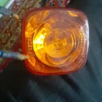 دوعدد چراغ راهنما