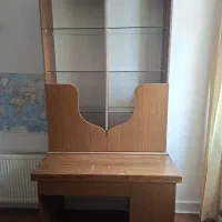 میز و کتابخانه