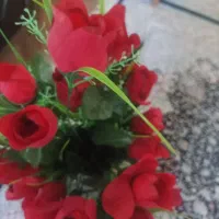 یک دسته گل رز مصنوعی تمیز