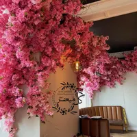 اجرا کننده درختچه شکوفه مصنوعی روی دیوار|گل مصنوعی|تهران, بازار|دیوار