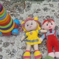 تعدادی لباس کودک، عروسک