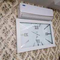 ساعت دیواری سفید رنگ چوبی آرام گرد در حد نو
