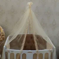 تخت کنار مادر