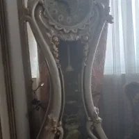 ساعت ایستاده کنار سالنی