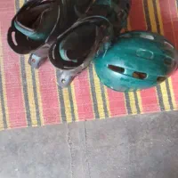 یک جفت اسکیت چرخ داره