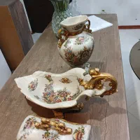 یک عدد بوفه و چهار ظرف تزئینی باارزش