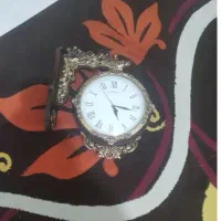 یک عدد ساعت دیواری