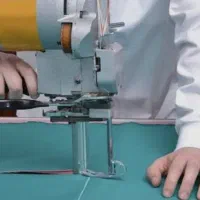 برشکار در کارگاه تولیدی پوشاک