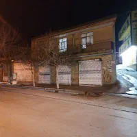 بر خیابان اصلی با ۳ باب مغازه