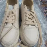 کفش کتانی و کت جین پاییزه