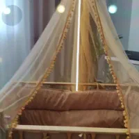 گهواره و تخت کنار مادر