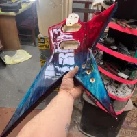 بزرگترین تولید کننده و وارد کننده گیتار الکتریک