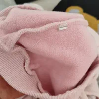 تعدادی کفش بچه گانه و لباس