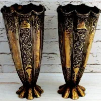 یک جفت گلدان برنجی قلمزنی دالبری شکل (برنج قدیمی)