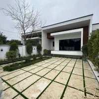 ویلاباغچه همکف مدرن شهرکی حیاط سرسبز