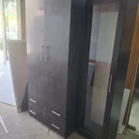 یه کمد لباس بادو کشو   بایه بوفه