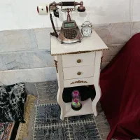 تلفن و میز فروشی هست